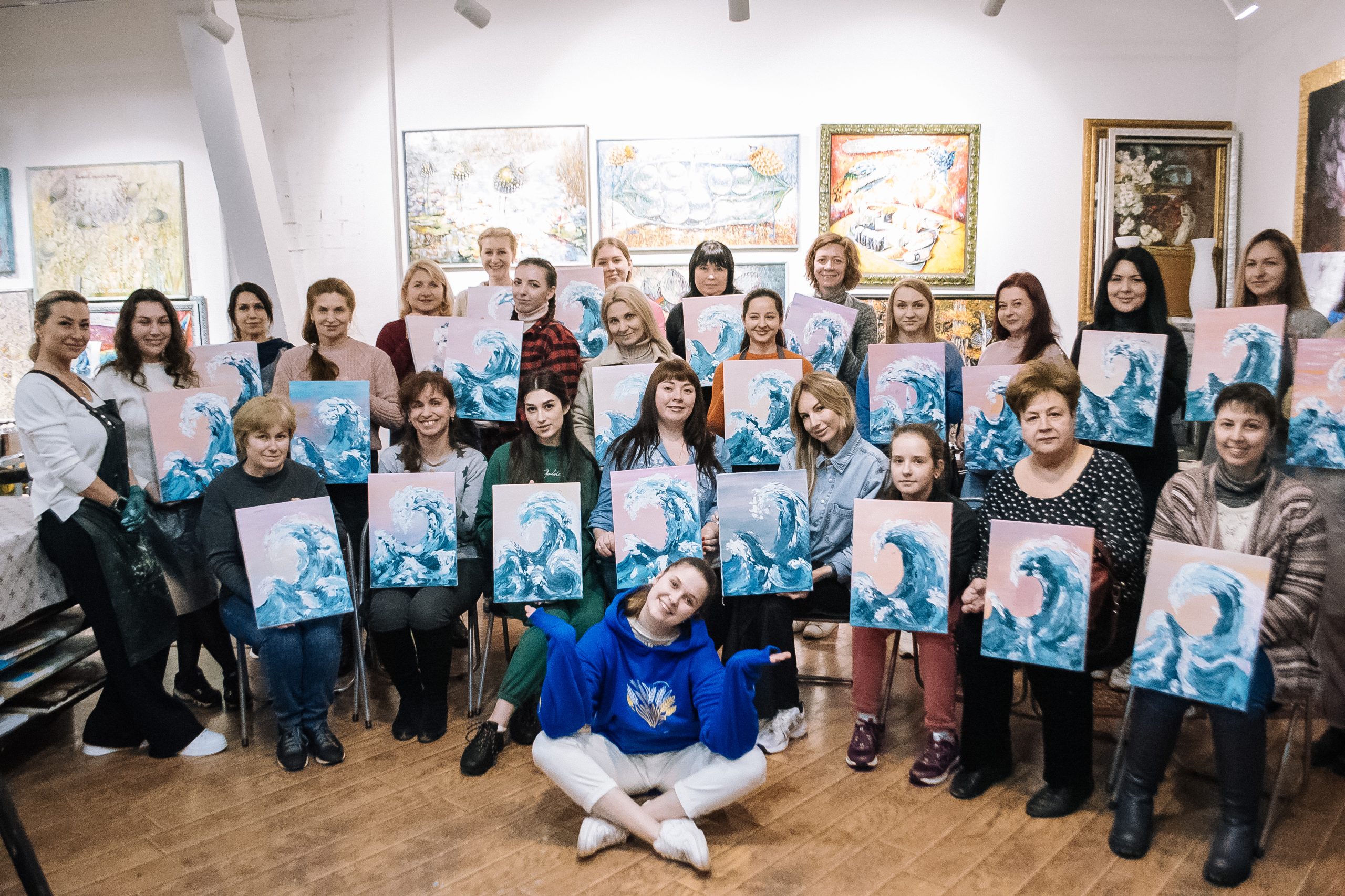 Переселенки з Донеччини та Луганщини вчаться малювати: у Дніпрі проводять художні майстер-класи